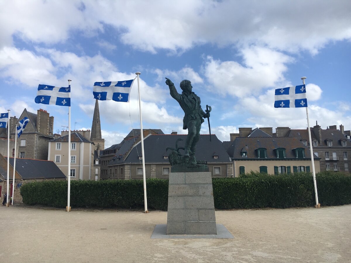 Памятник Роберу Сюркюфу - главному корсару Сен-Мало