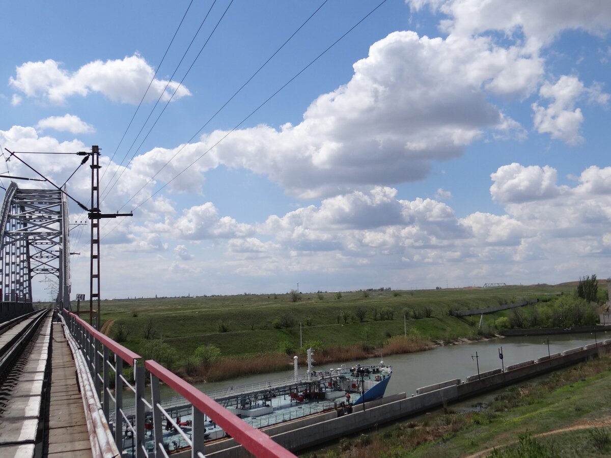 Железно-дорожный мост у 9-го шлюза Волго-Донского канала. Статья  иллюстрирована фотографиями, сделанными автором.