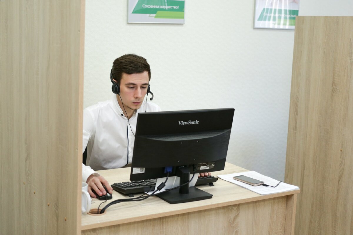 Это не коллектор, если что. Это наш специалист. Он помогает тем, кто устал от коллекторов