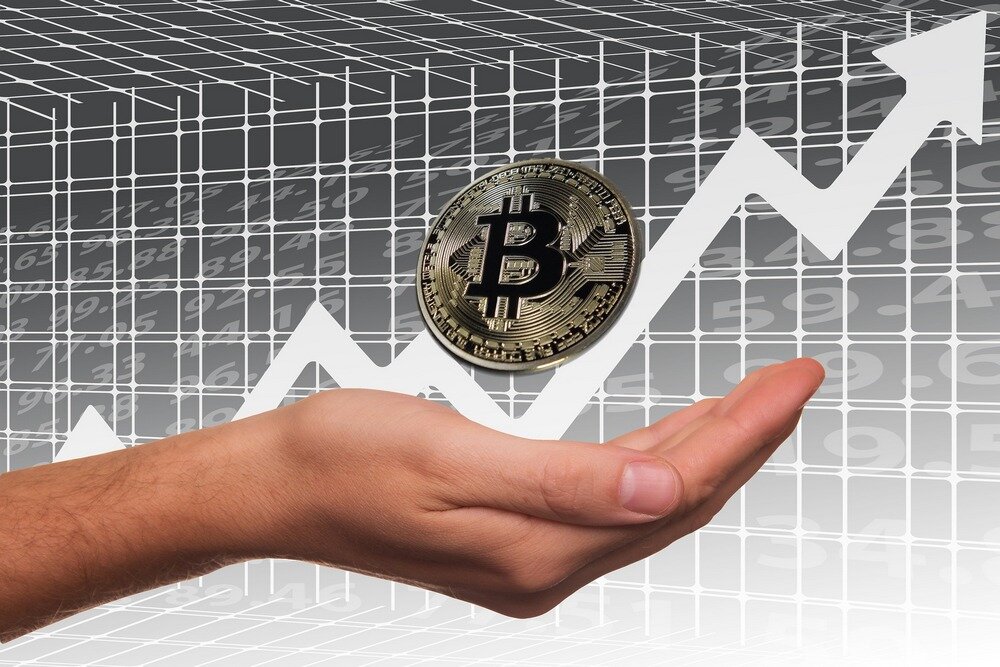 Биткойн, тем временем, поднялся до максимума 2020 года в 10 477 долларов, что несколько улучшило его репутацию так называемого актива-убежища и уменьшило вероятность, что цена может упасть. Китайский рынок вновь открылся после продолжительного перерыва на лунный новогодний праздник. Индекс Shanghai Composite на открытии упал почти на 9%, а затем немного восстановился, несмотря на то, что центральный банк Китая объявил о новых мерах по смягчению последствий вспышки. В настоящее время коронавирус убил более 2000 человек в Китае и несколько в других странах, причем подтвержденные инфекции в Китае превысили 75 000 человек.
