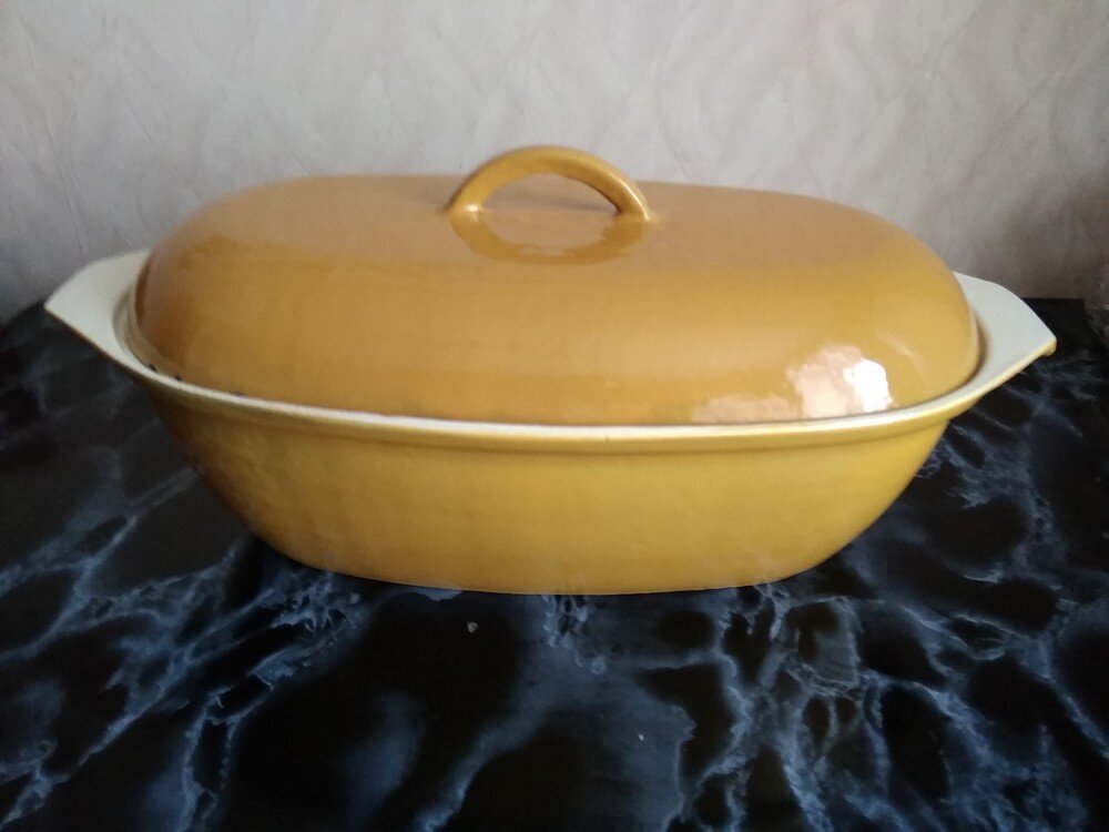 У меня такая же, только зелёная утятница,советского производства