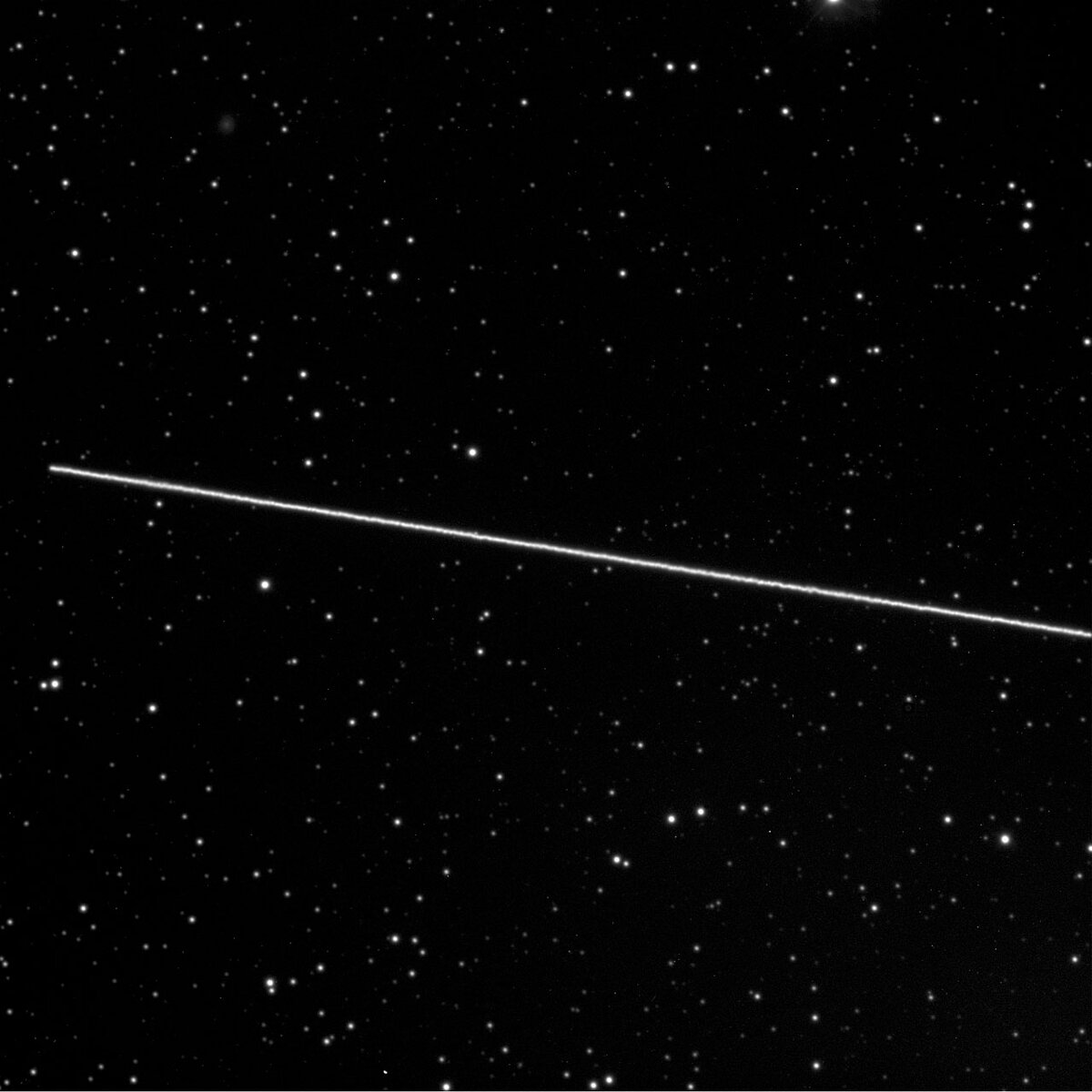 Астероид Toutatis, сфотографированный с помощью многомодового прибора FORS1 на 8,2-метровом телескопе VLT Kueyen в Обсерватории ESO Paranal. Во время этих наблюдений астероид находился на расстоянии около 1 640 000 км от Земли и быстро перемещался по небу в южном созвездии Ара (Алтарь). 
Время экспозиции составляло 5 минут, пока телескоп следил за нормальным суточным движением; звезды на снимке в виде точек света, в то время как длинный след астероида пересекает все поле зрения. Обе фотографии были получены через узкий оптический фильтр. Asteroid (4179) Toutatis passes the Earth. ESO