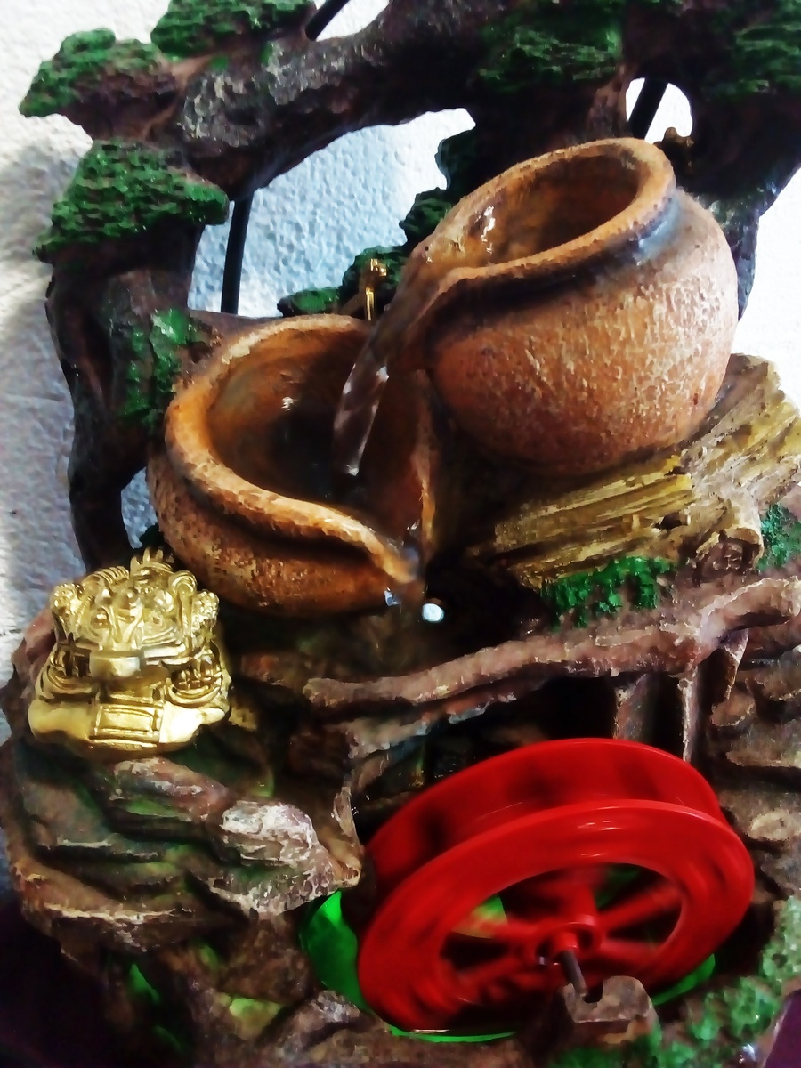 Та же трёхлапая жаба в фонтанчике - это её постоянное место