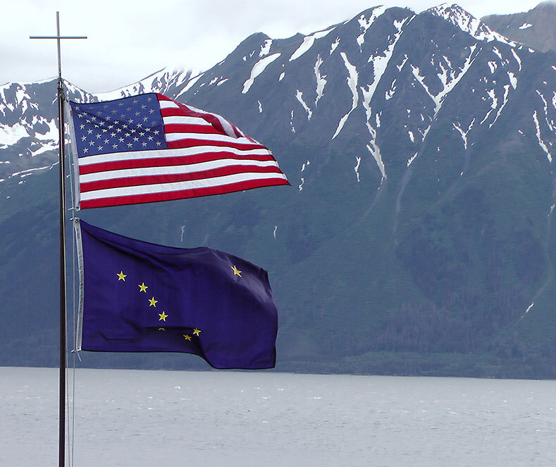 Флаг США и флаг штата Аляска. Фото из открытых источников для иллюстрации.