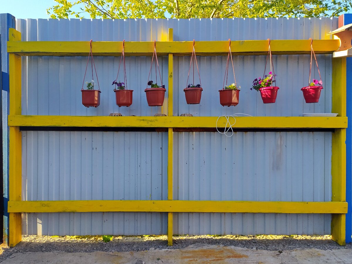 В процессе развешивания горшков. Фото автора