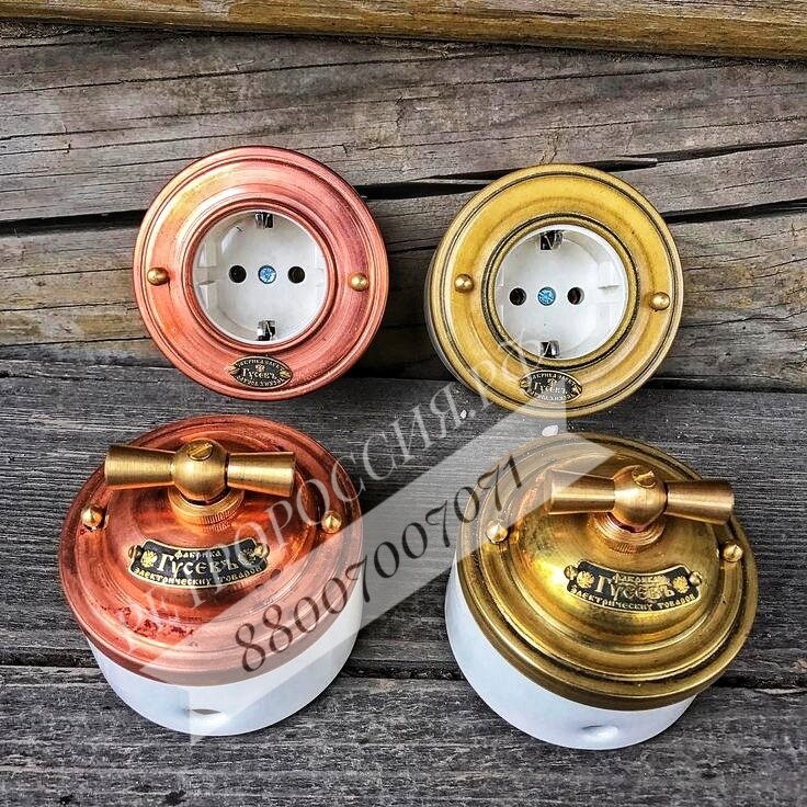 Стильно и благородно смотрятся металлические выключатели и розетки 