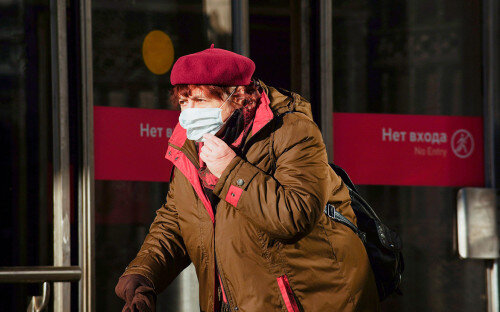  
Объясняя временную приостановку бесплатного проезда в общественном транспорте для пожилых людей старше 65 лет и студентов, Собянин заявил, что эта мера предпринята для того, чтобы мотивировать людей оставаться дома. «Эти меры введены для вашего здоровья, заботы», — указал он. 
По словам Собянина, большинство пожилых людей уже соблюдали этот режим, не дожидаясь жестких решений столичных властей.

С начала марта в связи с пандемией коронавируса в Москве действует режим повышенной готовности, позднее его ввели в других регионах. Меры предполагают, что все прибывшие из Китая, Южной Кореи, Ирана, США, Украины, Белоруссии и всех европейских государств обязаны соблюдать режим самоизоляции на дому в течение 14 дней. Те, кто обнаружил у себя симптомы простуды и пневмонии, должны вызвать врача на дом, а работодателям положено обеспечить замеры температуры сотрудников на рабочих местах и отстранить от работы тех, чьи показатели оказались выше нормы.

|___________________________________________________________________________________________________________|



3.
Собянин предложил жестко контролировать борьбу с COVID-19 в регионах 