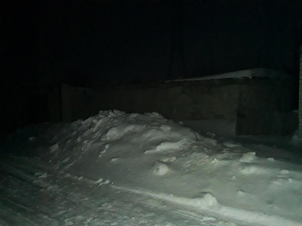 Сосед кидает снег. Заснеженные гаражи. Гаражи зимой. Гаражи снег. Зимние гаражи ночью.