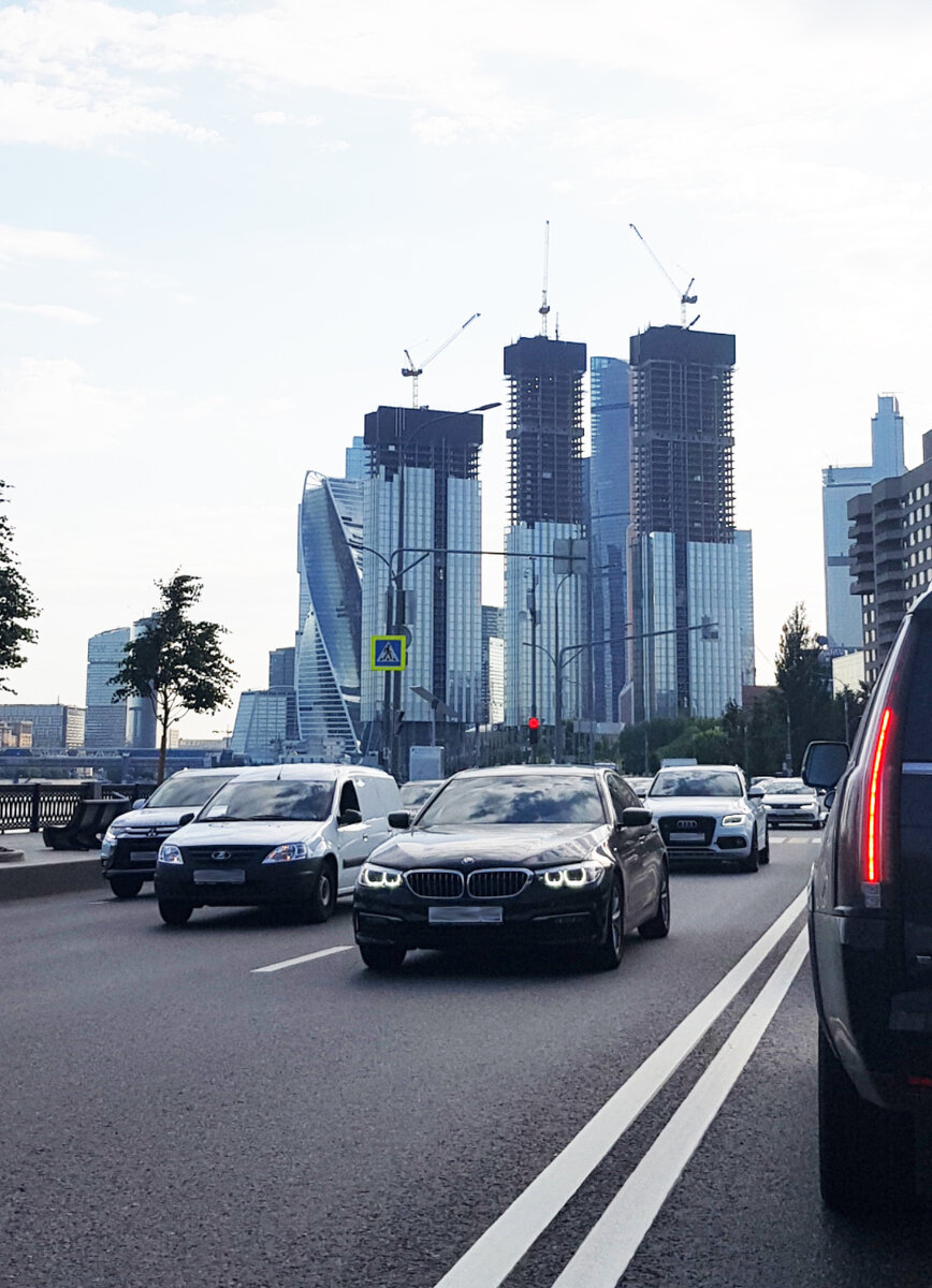 Автомобили на дороге