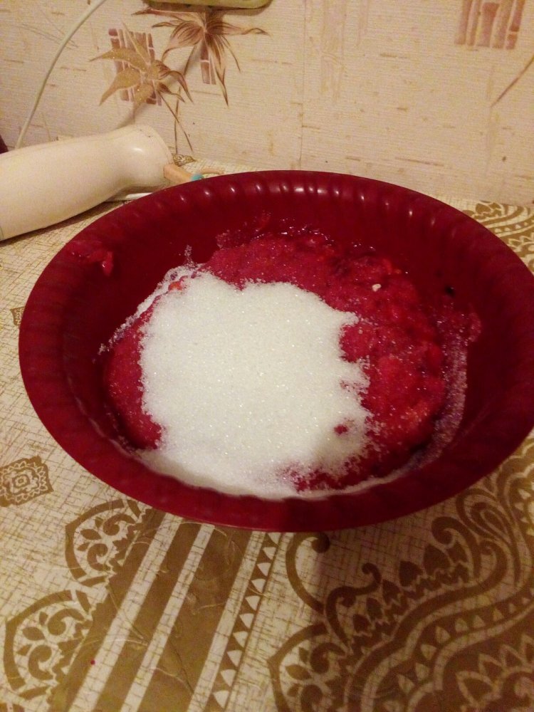 Перекрутить все через мясорубку. Добавить сахар.
