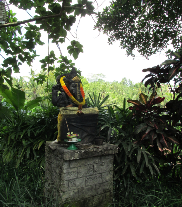 Около статуи вы можете увидеть подношение (фото автора)