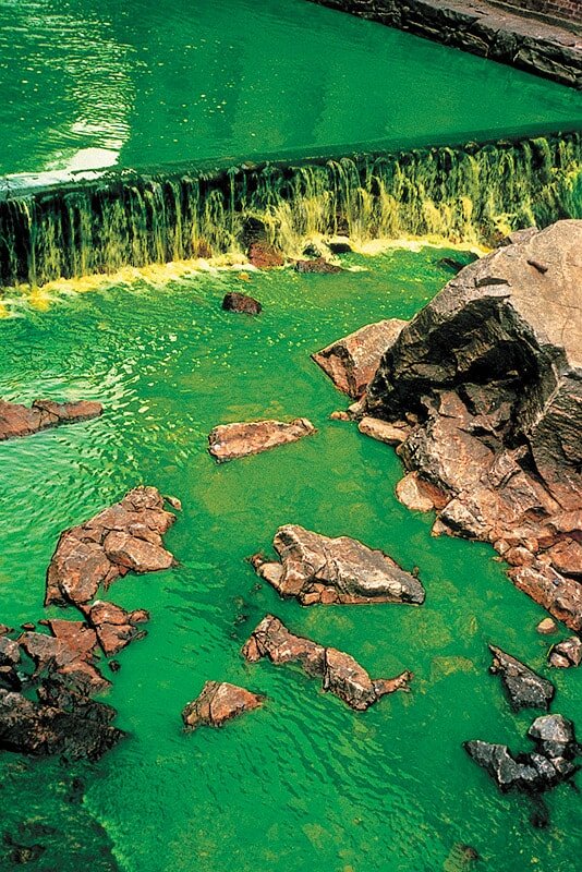 Олафур Элиассон. Зелёная река, 1998 Фотодокументация проекта в Моссе, Норвегия, 1999. Уранин, вода
Права на изображения принадлежат художнику, neugerriemschneider в Берлине и Tanya Bonakdar Gallery в Нью-Йорке. © 1998 Olafur Eliasson