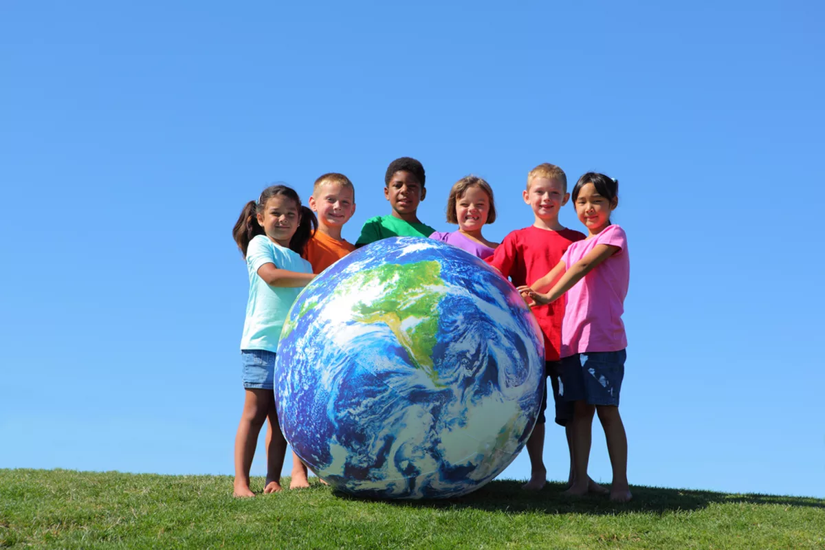 Планеты для детей. Земной шар для детей. Земной шар с людьми. Планета людей. Воспитание детей разных народов