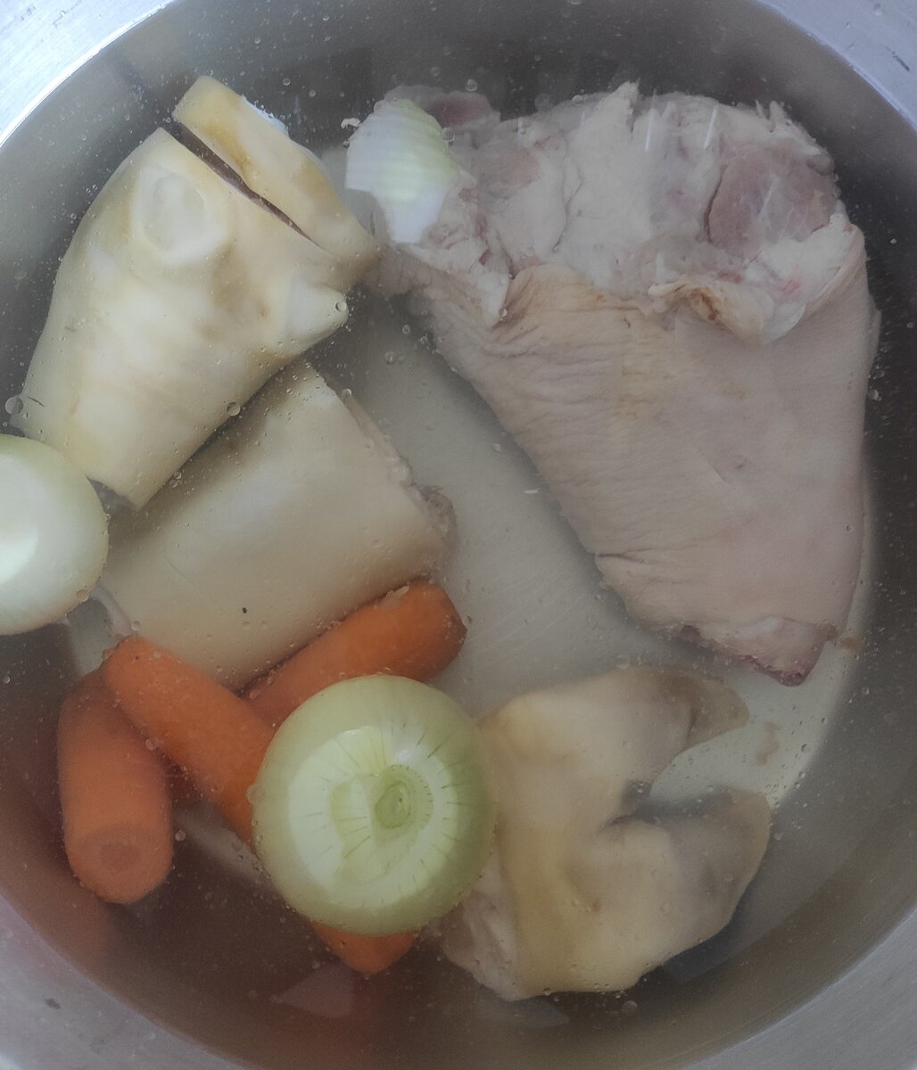 Разница между холодцом и заливным. Процесс приготовления холодца. Продукты на холодец домашний. Холодец с рассолом.