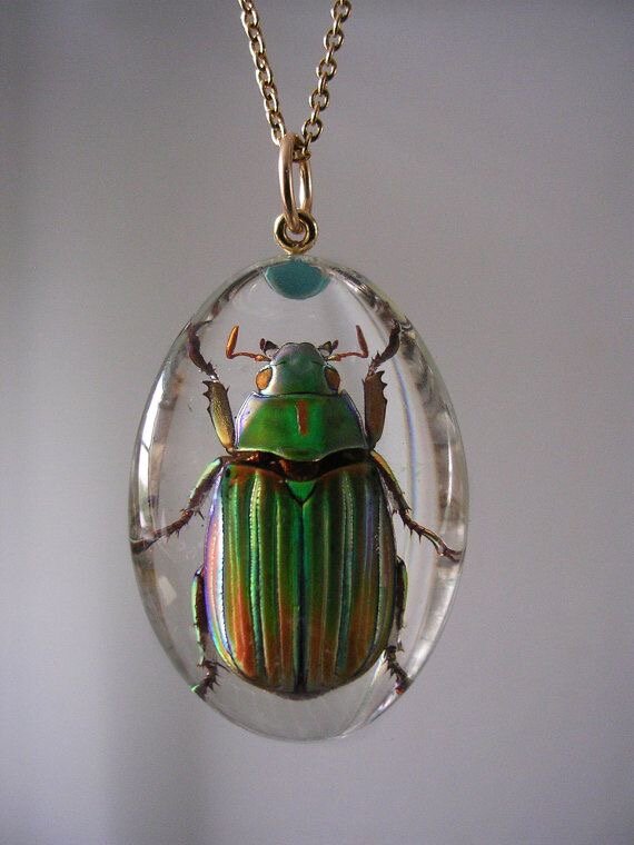 Кулон с жуком в смоле 
