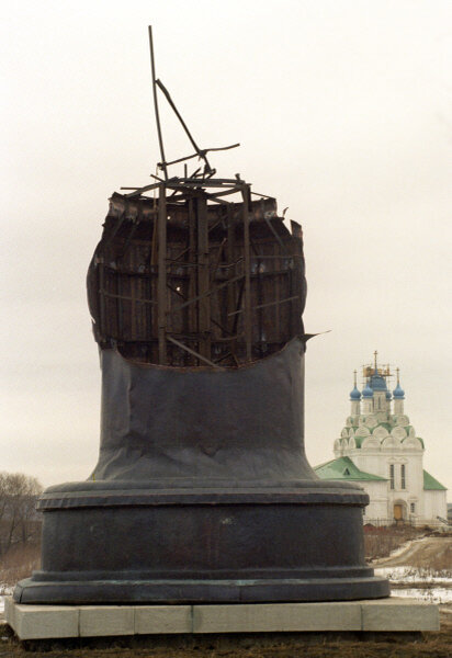 Остатки взорванного памятника Николаю Второму Кровавому, на самом деле имевшему фамилию Голдштейн-Анхальт-Цербст-Дорнбургский(!!!).    Берег реки Яуза, село  Тайнинское (г.Мытищи)