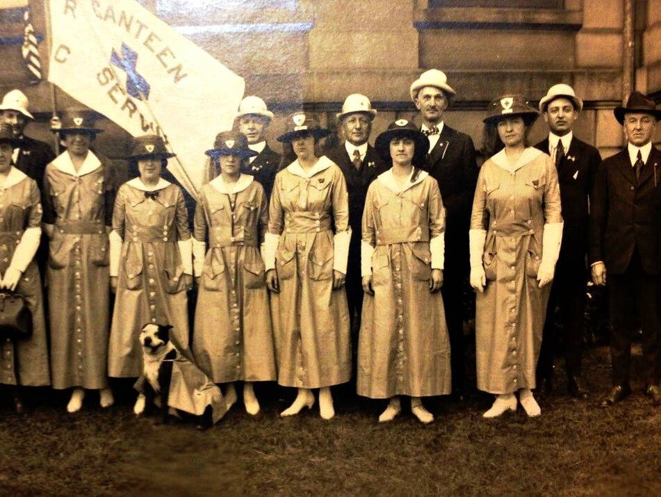 в Первую мировую войну за этой фотографией собаки «питбуль» со службой столовой Красного Креста!