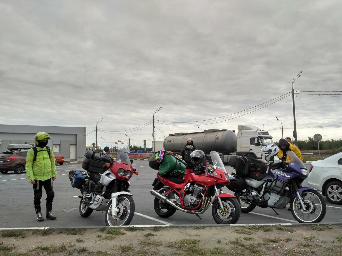 Дождя не было, но мы всё равно ехали в дождевиках, ибо было дико холодно, даже уже в самом Ростове, но ближе к югу всё наладилось :)