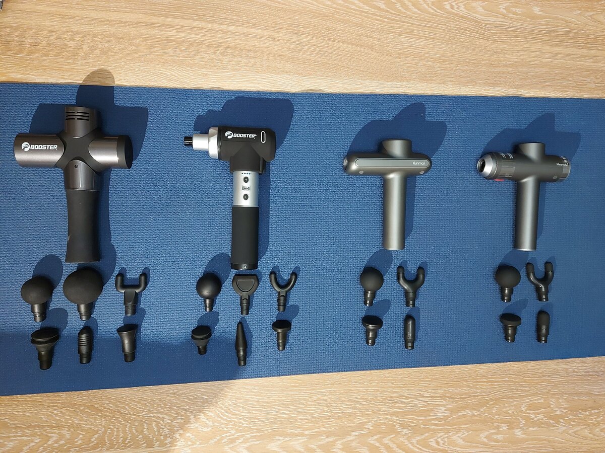 Массажеры Booster Pro 3 (1й слева), Booster Pro 2 (2й слева), Yunmai ProBasic (3й слева) и Yunmai Meawon (4й слева) с насадками из комплекта.