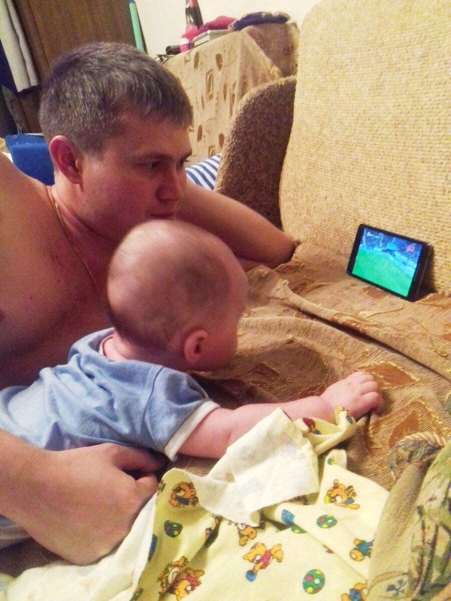С папой за просмотром футбола