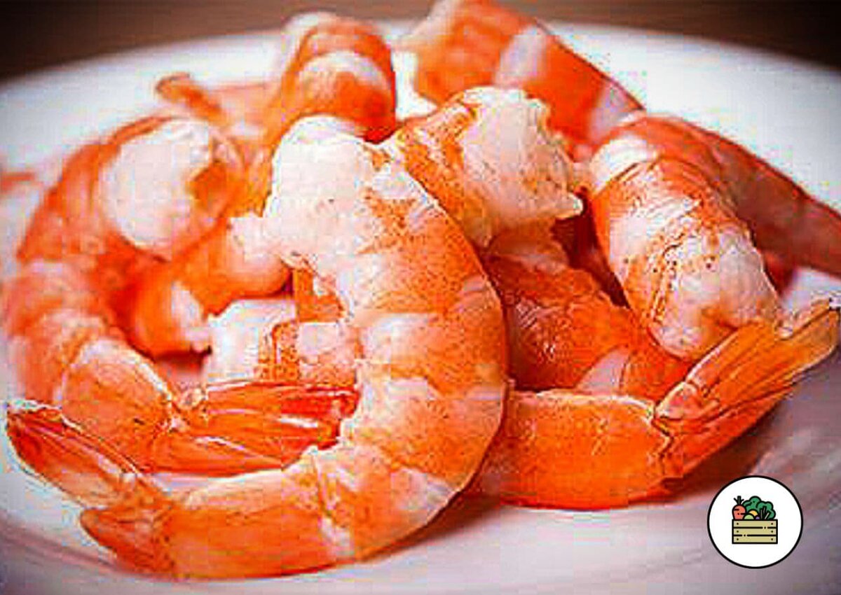 Порция сваренных и очищенных креветок
