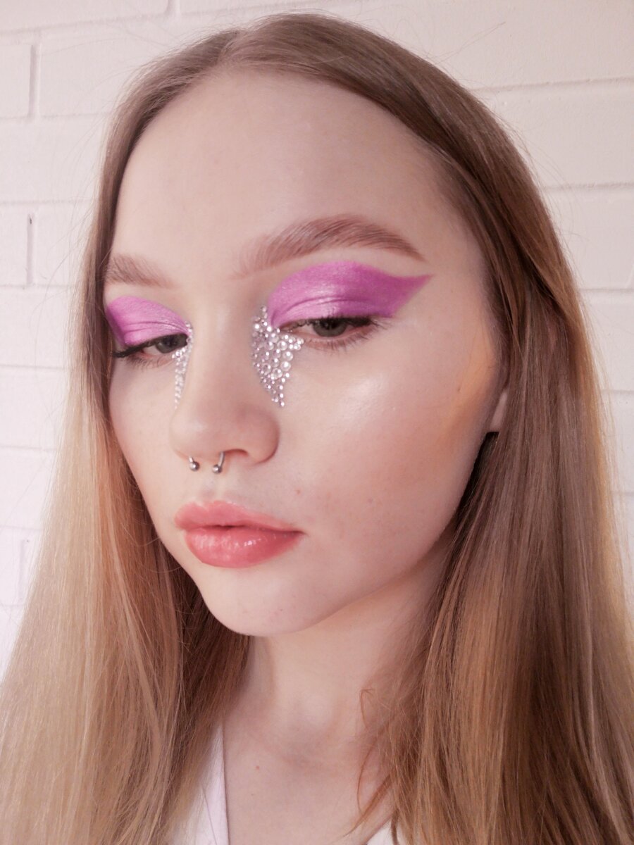 Фотография сделала на закате и оттенок теней стал похож на розовый, а не на сиреневый