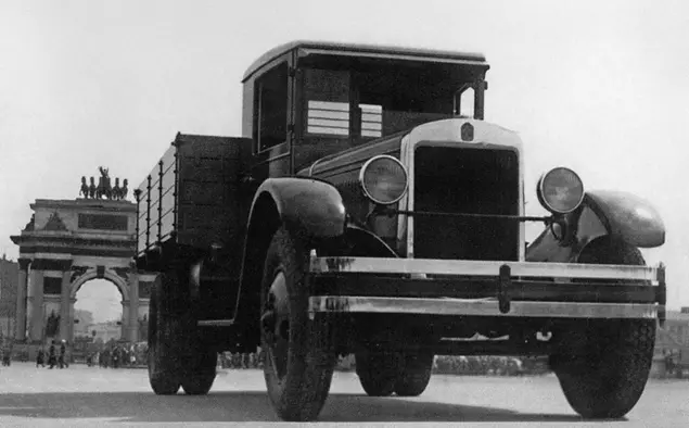 В народе ЗИС-5 называли "трехтонкой", "Захар Иванычем" или просто "Захаром". Позднее это прозвище досталось по наследству грузовику ЗИЛ-157