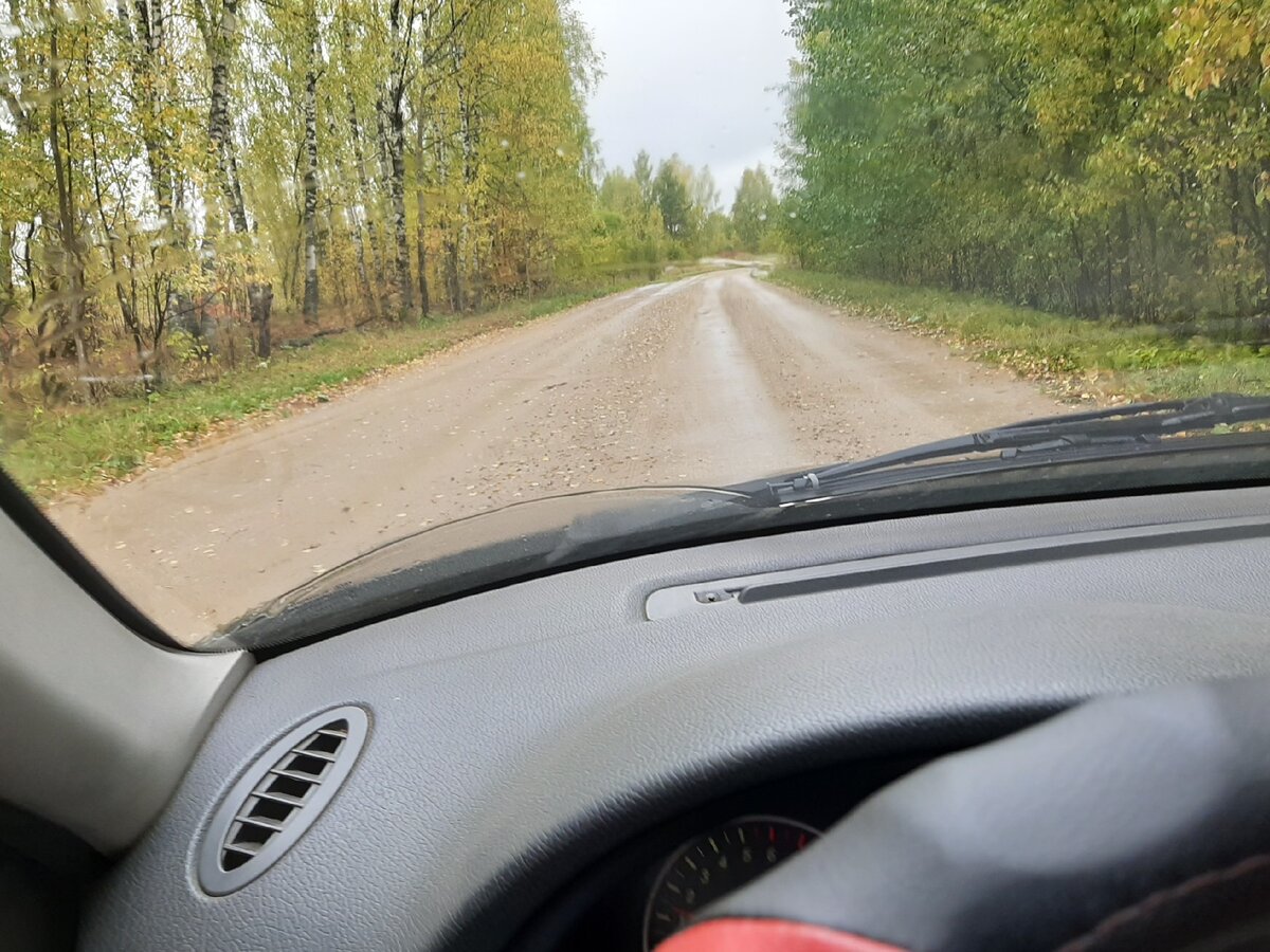 Началось все вот так - две полосы вполне неплохой дороги хоть и без асфальта