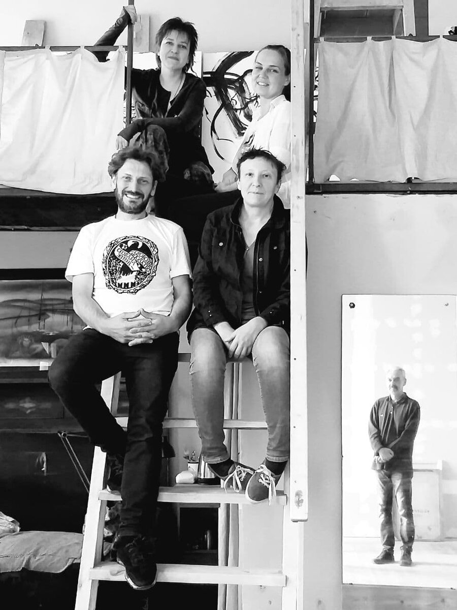 cлева направо сверху вниз: художники-графики Лена Лузгина, Маша Головкина, Армен Аганесов, Светлана Кошелева. Культуролог Вадим Касаткин — в отражении