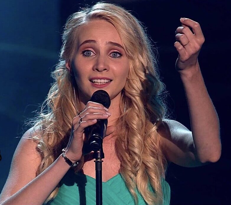 Дарья Январина. Очень много хорошего о ней я пишу ниже.