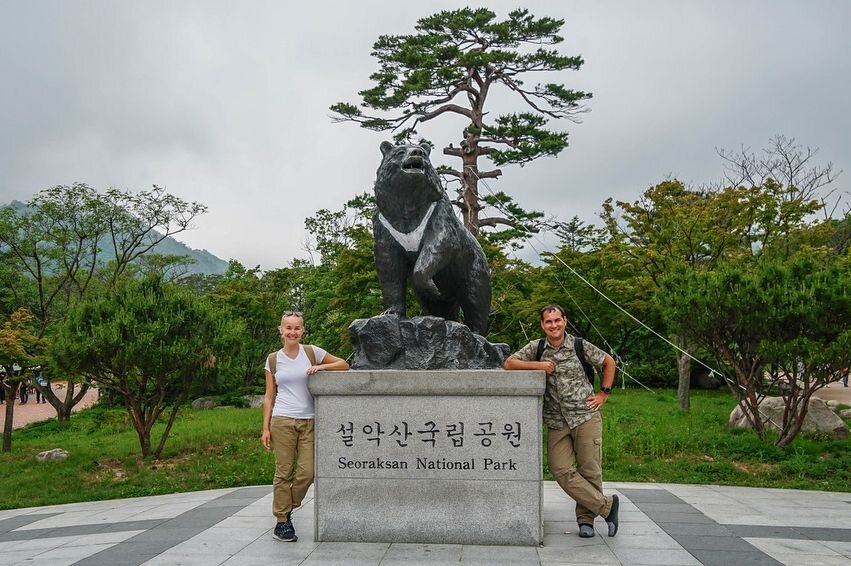 В парке очень чисто, есть парковки, туалеты и кафе