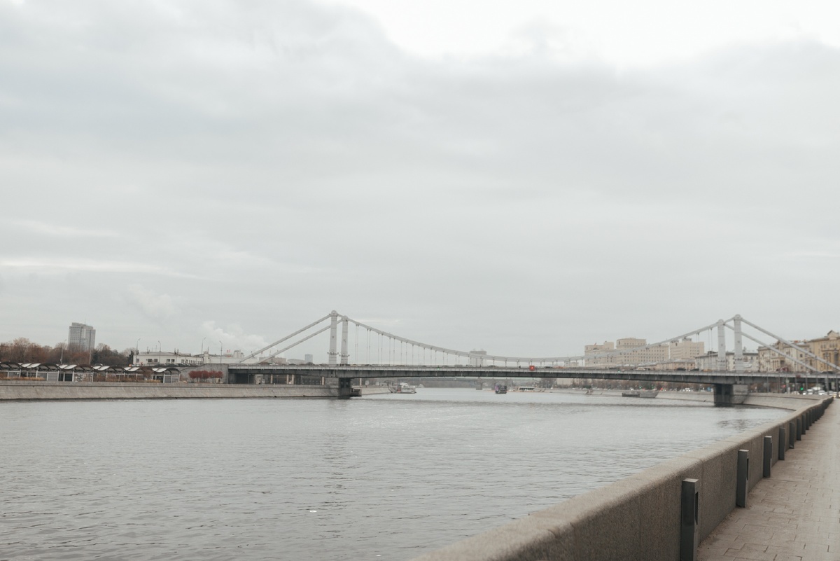 Фото сделано в день съёмки. Это вид на Крымский мост.