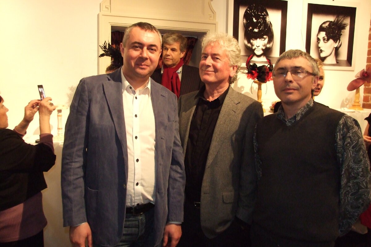 Ховард в центре композиции