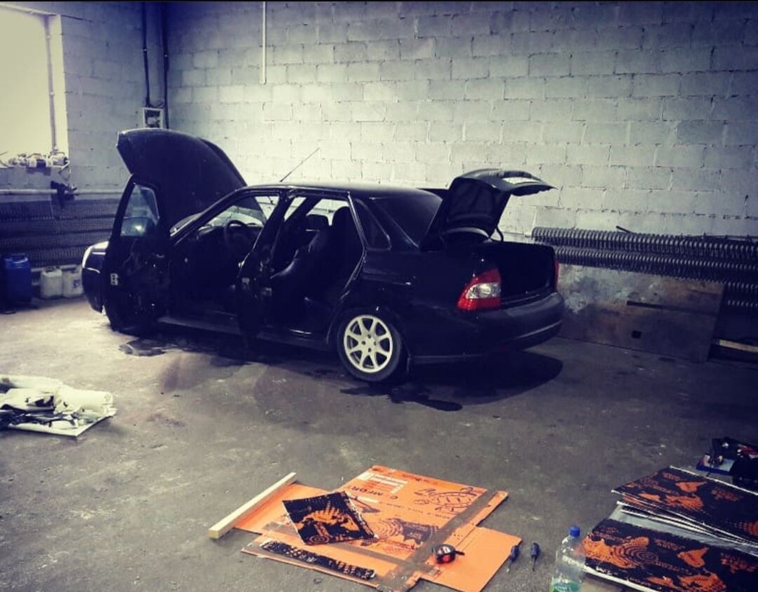 Вторая половина за шумоизоляцией. Но все что нам предлагают в магазине не шумоизоляция, а теплоизоляция. Вспененный полиэтилен не глушит шум, вообще не глушит! 
Я перекопал весь интернет, и нашел идеальный вариант для шумоизоляции — это технический войлок. Я брал толщиной 20 мм, в двери большей толщины заказывать не стоит.  Резал ножницами (обычными) и строительным ножиком (типа канцелярского). Выкройку я клал в пластиковую накладку, закреплял ее там и ставил на место.
За влагу не боюсь, он там точно не отсыреет — все отверстия закрыты, со стороны салона вода не хлещет. Войлок пахнет несколько дней (козлами наверное, не так сильно но заметно). Посмотрим как на жаре летом себя поведет. На работу ушло 3 дня (4 двери). Войлок дорогой, на 4 двери ушло около 1,5-2 тысячи, покупал у оптовиков.