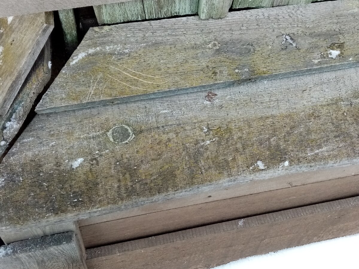 Вскрываем завалинку. Фото автора. 