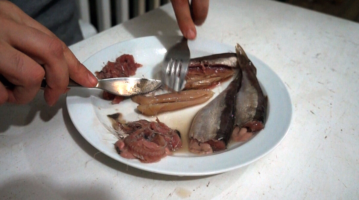 Разделка содержимого. В центре - икра.