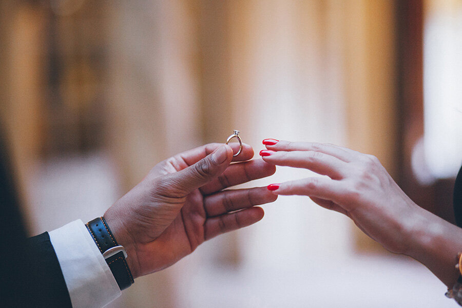 Во время нашего всеобщего ужина, когда вся наша семья собралась за столом, плюс его родители, Денис встал и подошёл ко мне. Он достал коробочку из кармана, открыл её и встав на одно колено, сказал: «Выходи за меня замуж».