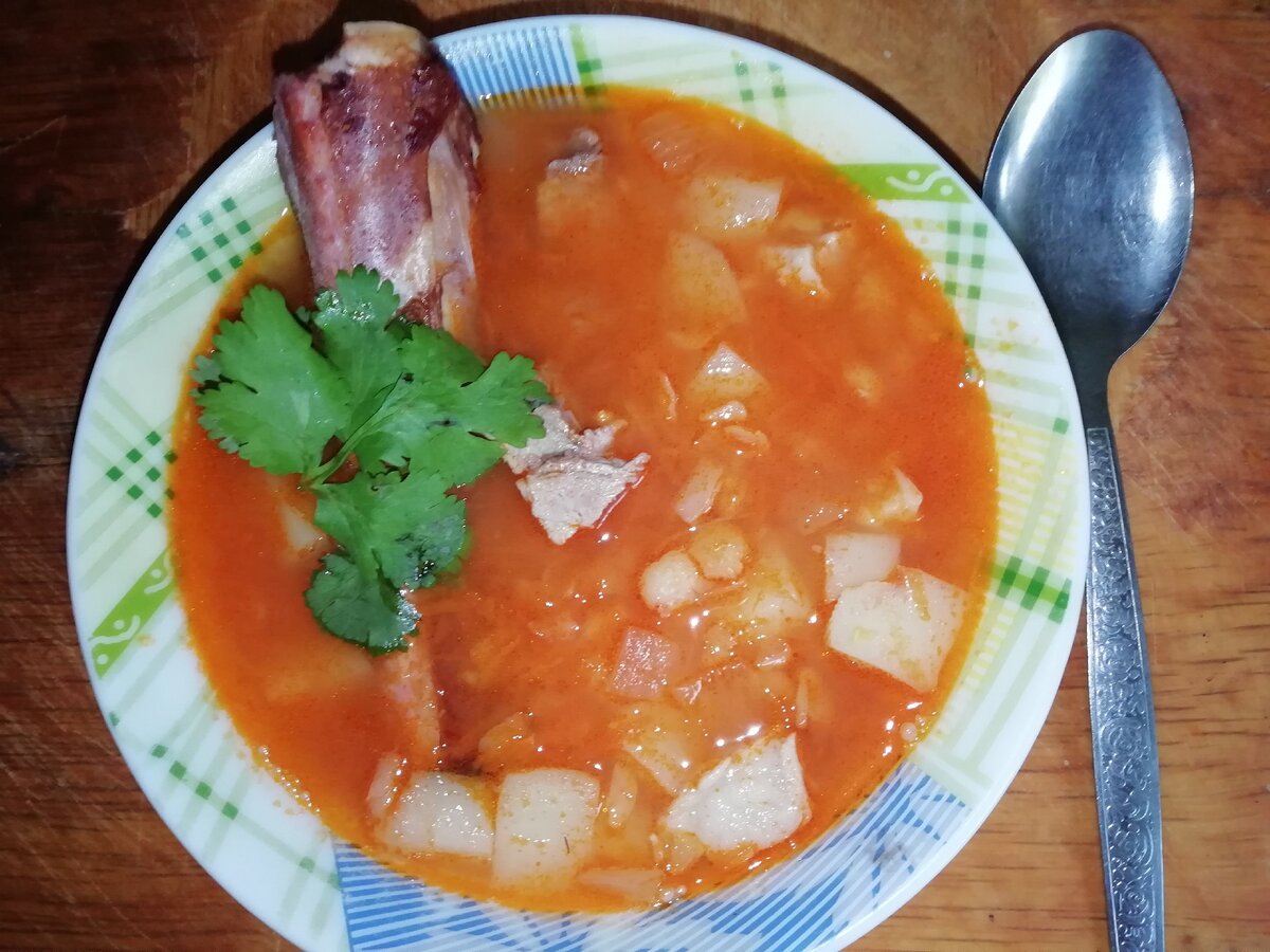 Гороховый суп с копчеными ребрышками.