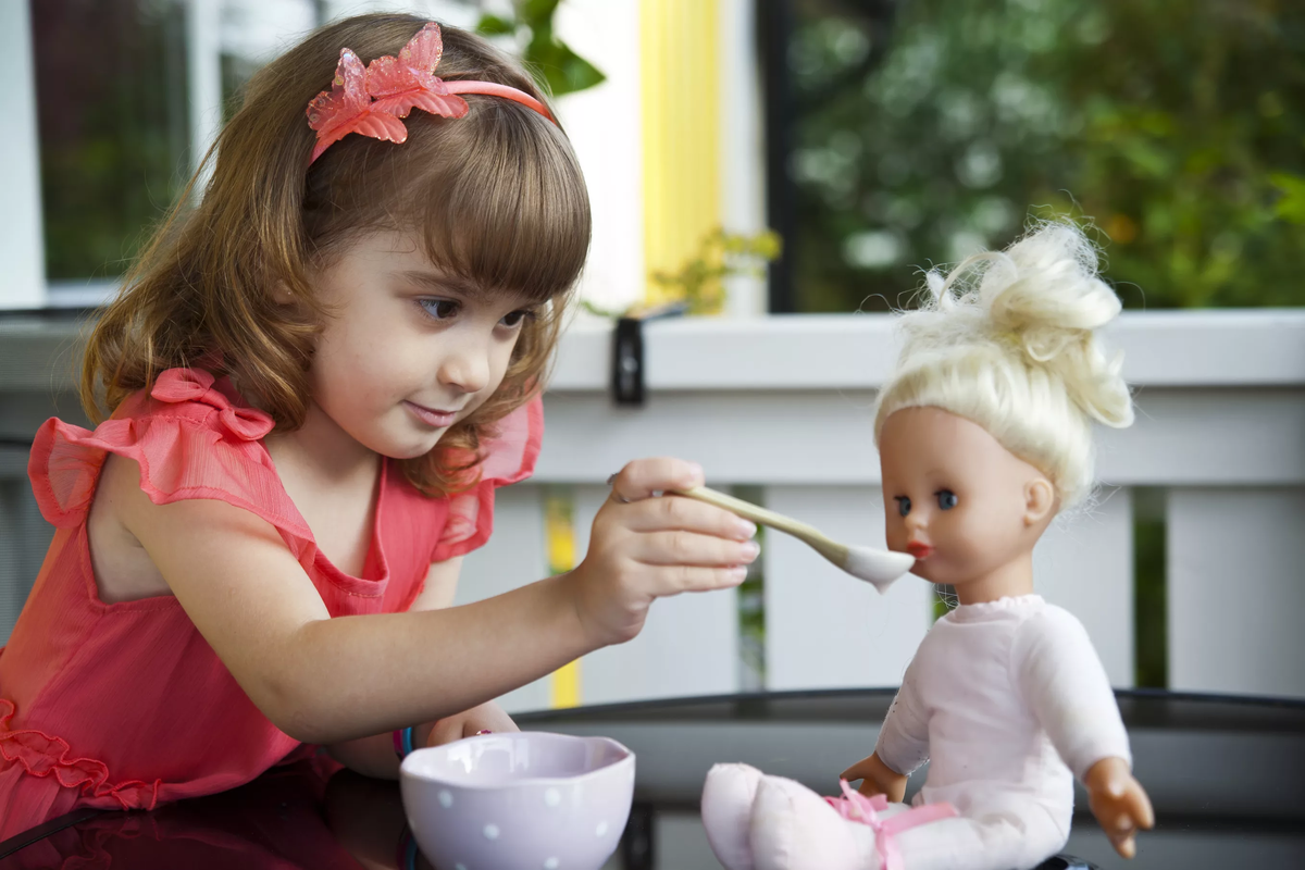 Игры с куклами. Куклы для девочек. Девочки играющие в куклы. Дети играющие с куклами. Девочка играет кв куклы.