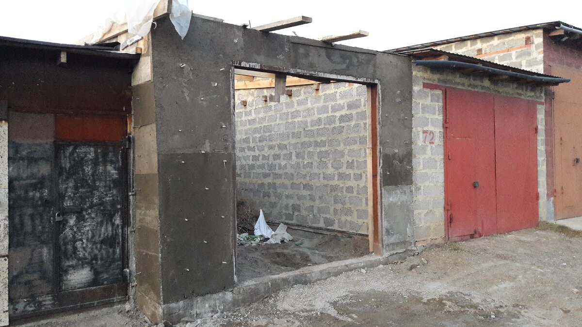 Гараж из цветного шлакоблока. Заливные гаражи. Гараж из баннера. Железобетонный гараж. Гаражи бетонные монолитные.