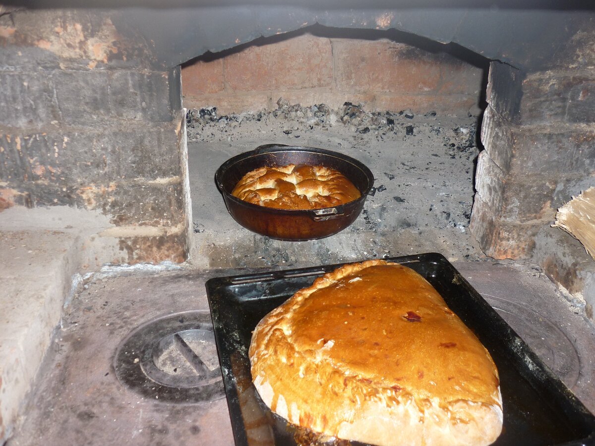 Хорошая русская печь и пироги печёт.