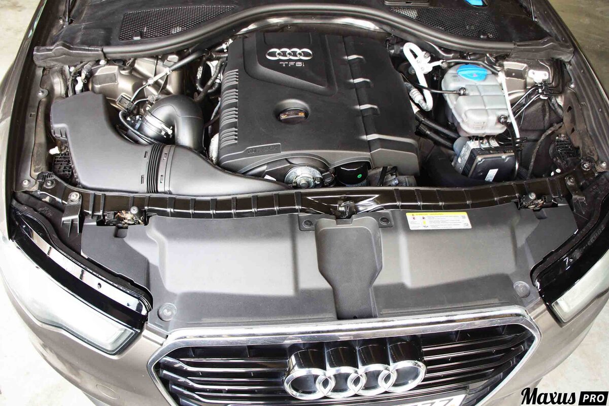 На нем установлен бензиновый двигатель с турбонаддувом серии EA888 2-ой генерации 2.0 TFSI и буквенным обозначением CDNC.