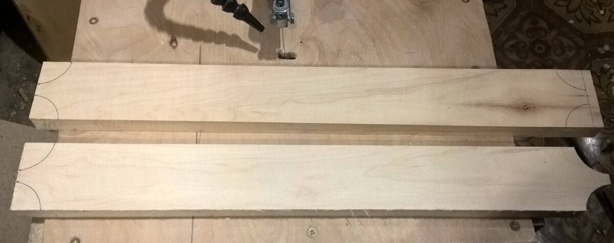 В данной статье опишу свой авторский проект по изготовлению своими руками небольшой полки в парилку.   На ней будут у меня стоять ёмкости для запаривания различной травы. Баня занимает в жизни моей семьи свое почетное место. Каждую субботу наша баня  топится и радует нас своим уютом. До этого покупали разные масла в магазинах, теперь запарки для бани изготавливаем своими руками.  Специальный сбор трав,  разбавляется в ёмкости и после чего эта вода поливается на камни. Материалы, которые я использовал
Осиновая доска
Шурупы конфирмат, шестигранные оцинкованные
Сверло под шурупы конфирмат  по дереву
Самоклеющаяся бумага.
Инструменты:
Циркулярная пила
Шлифовальная машинка
Угольник, рулетка, карандаш
Дрель или шуруповёрт
Лобзиковый станок
Ручной фрезер.
Процесс изготовления.
Прежде чем приступить к изготовлению полки,  на компьютере разработал свой  проект. Напечатал на самоклеющейся  бумаге  надписи  узоры.  Затем приступил к процессу изготовления заготовок.  Напилил необходимое количество деталей нужного размера на циркулярной пиле и  шлиф машинкой отшлифовал. 
 
Наклеивал  готовые, надписи и узоры на заготовки затем лобзиковым станком выпиливал. 