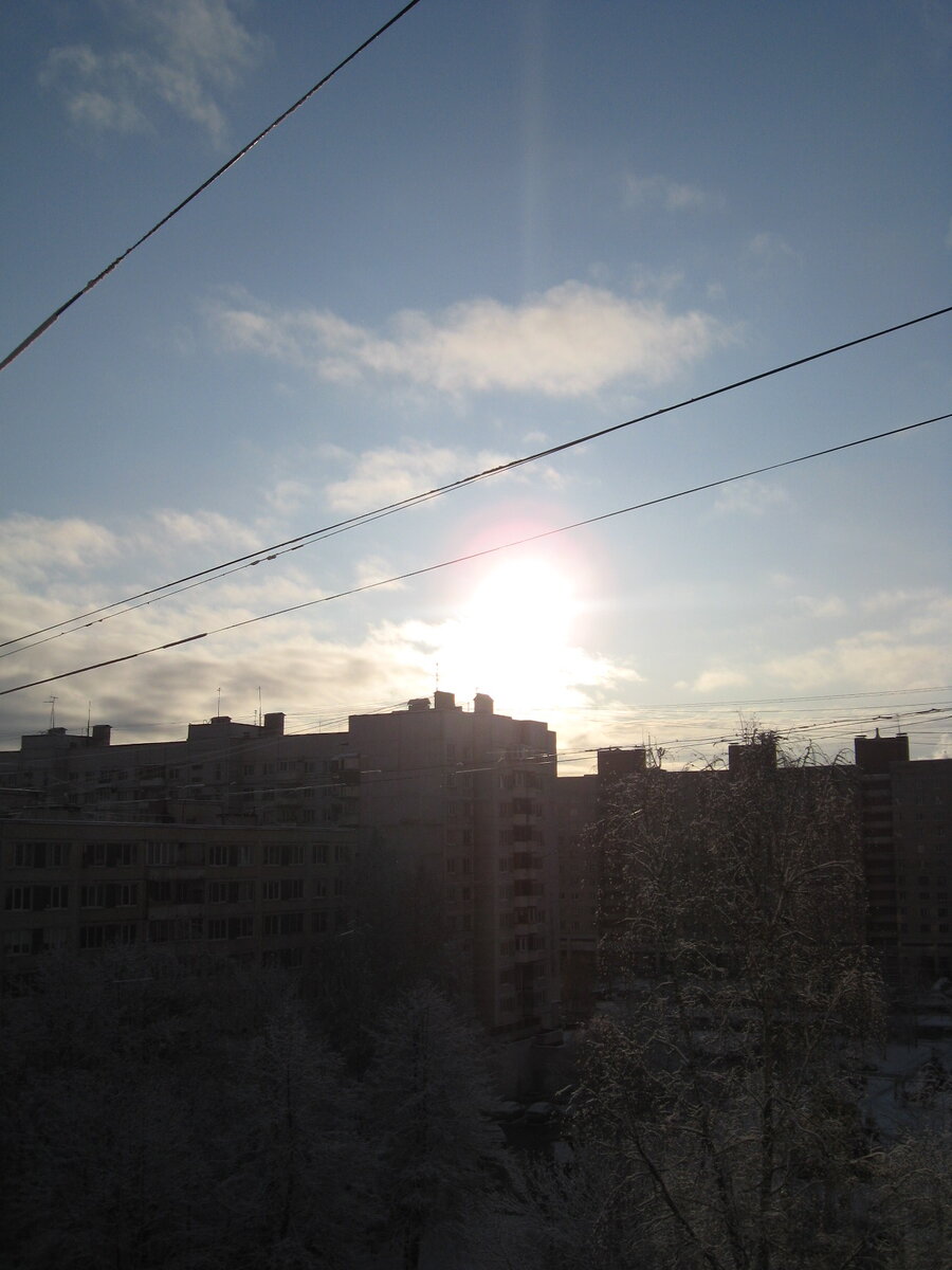 В Санкт-Петербурге в это время темнеет рано.