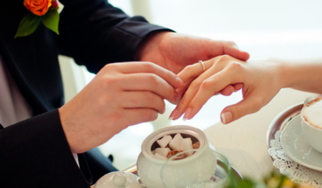 Предложение руки и сердца за чашкой кофе