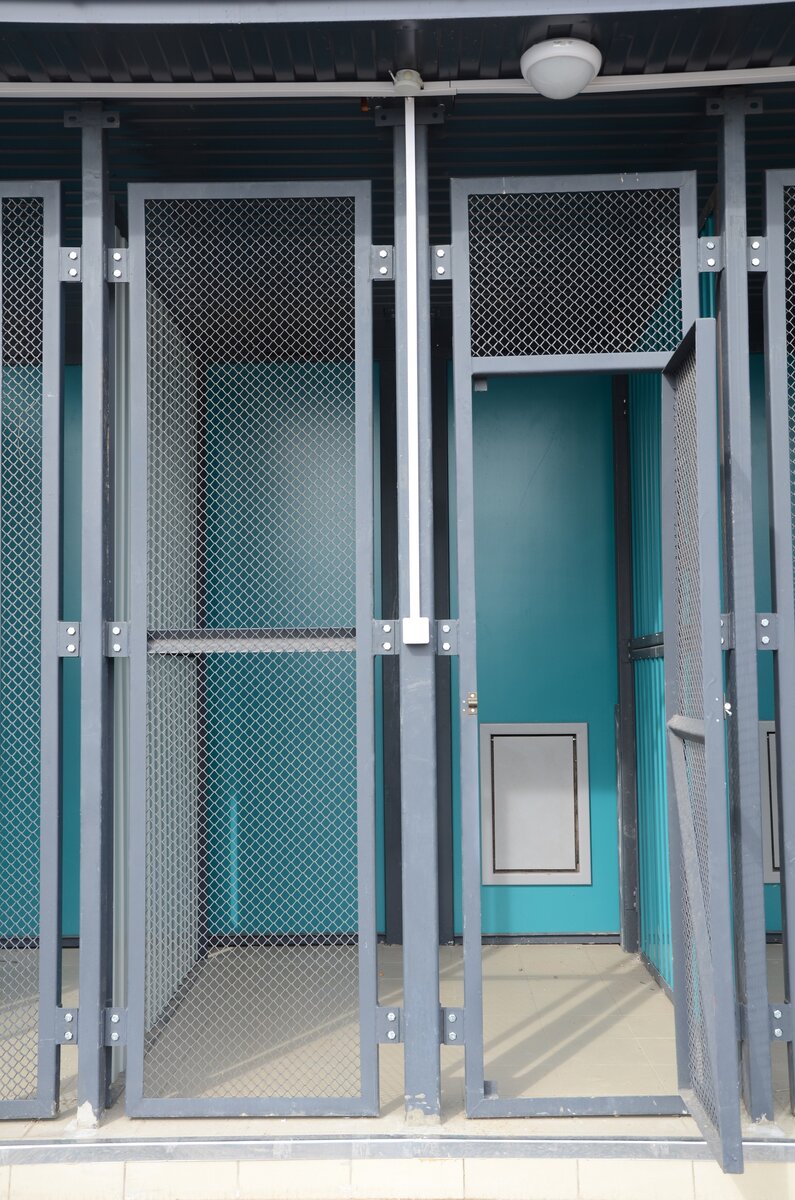 Уличная сторона вольера.