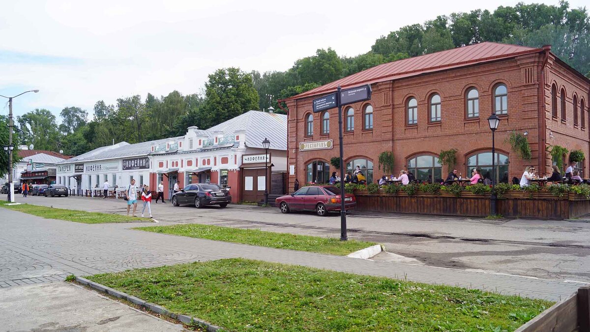Старинные особняки на волжской набережной.
