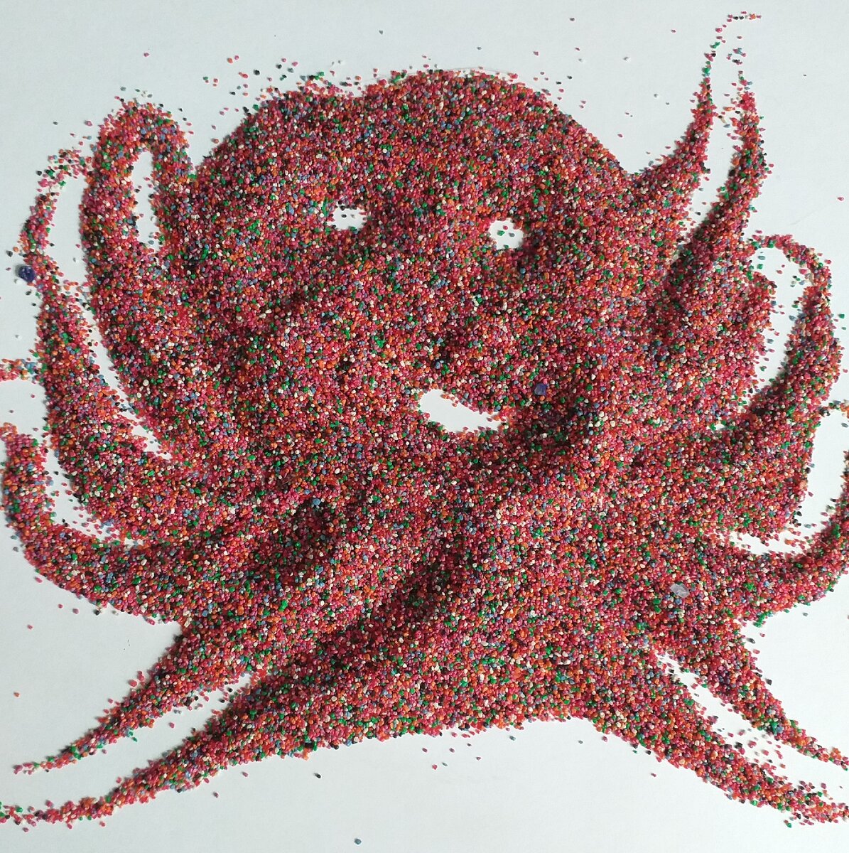 Хорошо иметь разные материалы: песок, тесто для лепки, шариковый пластилин.