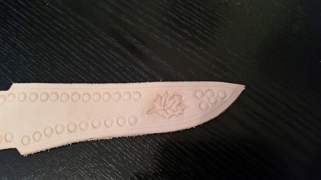 Кленовый лист на лицевой части ножен