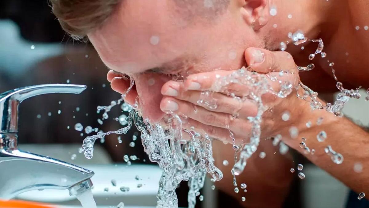 He washes face every morning. Человек умывается. Мужчина умывается. Умываться водой. Умывать лицо.